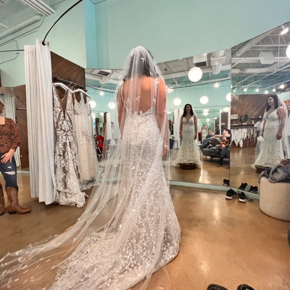 Bridal Veil-100 inches with petals and rhinestones main image 4